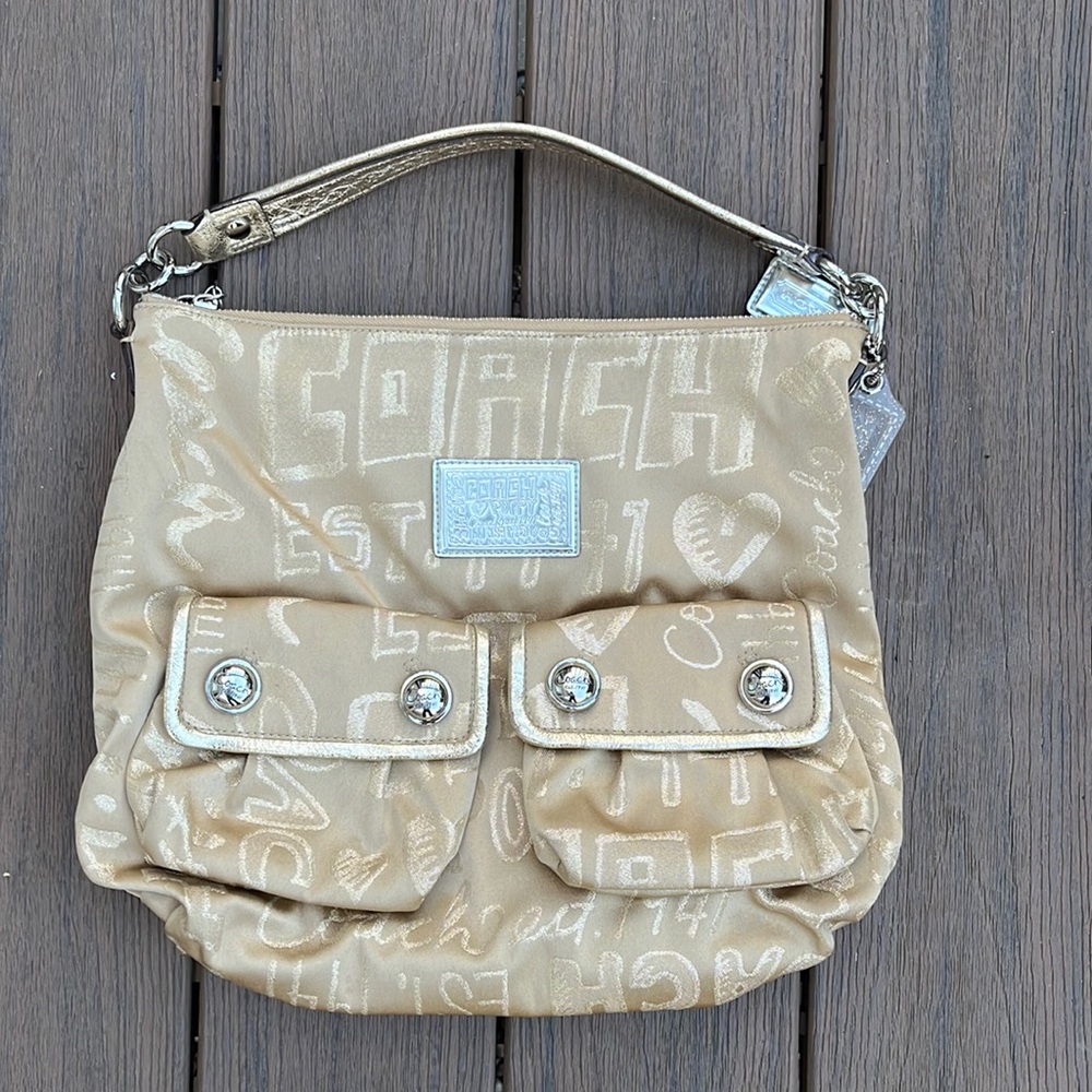 Coach shoulder bag with 2 front pockets